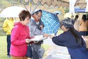 新米の塩むすびなど、秋の味覚を楽しむ来場者＝２日、長岡市西中野俣