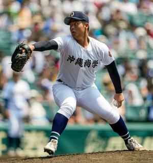 鳴門戦の6回から2番手で登板した沖縄尚学・末吉=甲子園