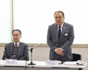 10月からの値上げ方針を説明する「えちごトキめき鉄道」の平井隆志社長(右)=2月12日、上越市の同社