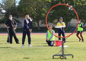 円形のゴールを目がけて、ディスクを投げる参加者=佐渡市名古屋