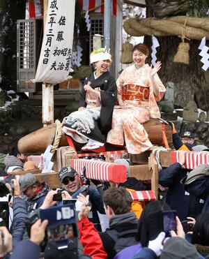 新婚女性を乗せ、子宝や安産を願う「ほだれ祭」=3月10日、長岡市来伝