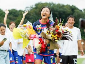 引退試合を終え、仲間にねぎらわれ笑顔を見せる永里優季さん=15日、神奈川県厚木市