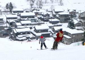 今季限りの営業となるぶどうスキー場。年末年始には多くの人が訪れた=村上市蒲萄