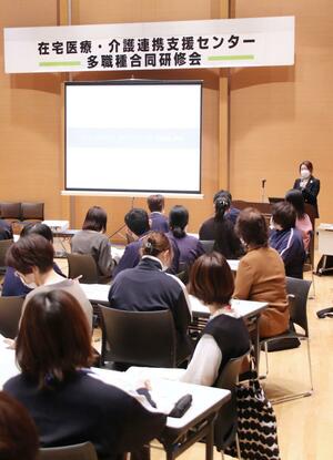 人生の最終段階に備えるACPについて、医療福祉関係者が学んだ研修会=柏崎市日石町の市文化会館アルフォーレ