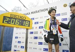 大阪マラソン男子で優勝しインタビューに答える平林清澄。日本歴代7位の2時間6分18秒をマークした=大阪城公園