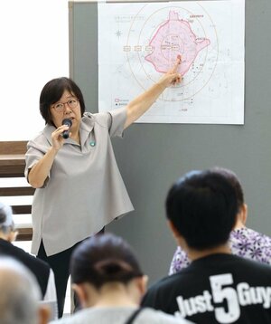 広島市で被爆した父母や祖父の体験を基に戦争の悲惨さを語る西澤慶子さん=新潟市北区