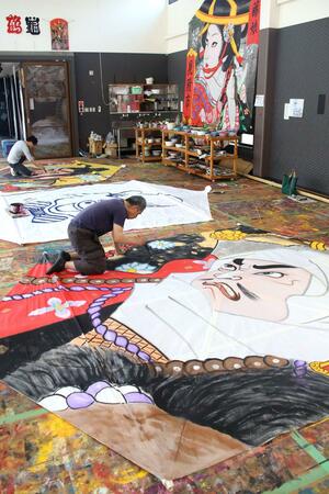 六角凧の絵付けを進める絵師＝見附市今町１