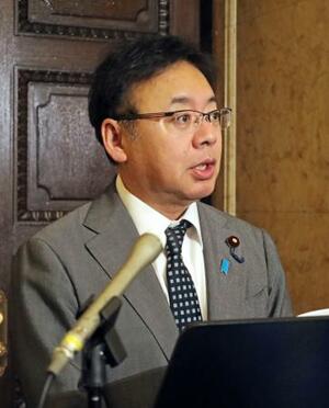 記者会見する上野厚労相=12日午前、国会