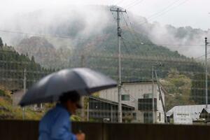 　一時的に大雨が降り出した岩手県大槌町の山林火災現場付近＝２８日午後