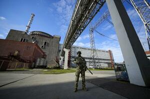 ウクライナ南部ザポロジエ原発を警備するロシア兵=2022年5月(AP=共同)