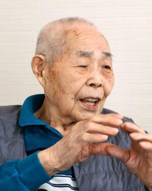 満蒙開拓青少年義勇軍だった自身の体験を語る田中稲男さん=6月、長野県飯田市