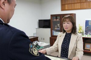 表彰状を受け取る増田さちえさん=上越署