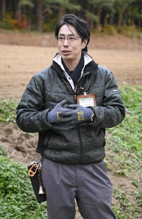 取材に応じる「ガバメントハンター」の桜井優祐さん=11月6日、長野県小諸市