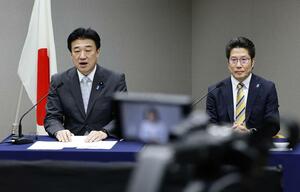 オンライン形式で開かれた拉致問題に関する国連シンポジウムで発言する木原官房長官。右は拉致被害者家族会代表の横田拓也さん=24日夜、東京都千代田区
