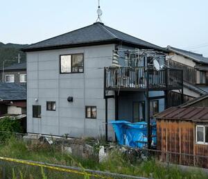 　女性２人の遺体が見つかった住宅＝１９日午後７時３分、兵庫県たつの市