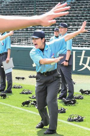 　甲子園球場で行われた全国審判講習会に参加した女性審判員の佐藤加奈さん＝４日、兵庫県西宮市