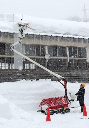 開発者の名前にちなみ名付けられた「憲太郎」。地上から雪下ろしできるのが特長だ=2月18日、三条市早水