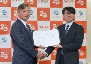 製造業のＤＸを推進し、産業の活性化を目指す連携協定の締結式＝アオーレ長岡