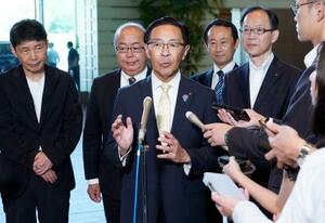 石破首相との意見交換会後、記者団の取材に応じる京都府の西脇隆俊知事(中央)ら=9日午後、首相官邸