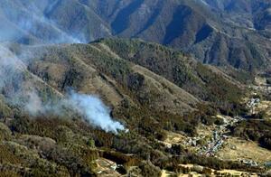 延焼が続く山梨県上野原市の扇山=12日午前9時55分(共同通信社ヘリから)