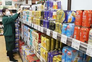 メーカー各社が出荷価格を引き上げたビールの売り場=新潟市中央区のナチュレ片山ピアBandai店(画像の一部を加工しています)