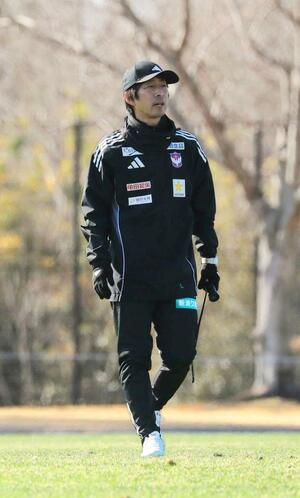 練習を見守る樹森大介監督=宮崎県西都市