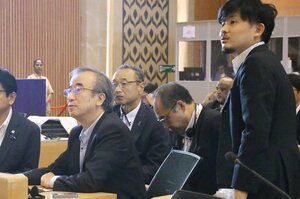 世界遺産委員会の審議の様子を視察する花角英世知事(左)と佐渡市の渡辺竜五市長(左から2人目)ら=26日、インド・ニューデリー