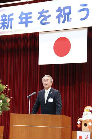 妙高市の「新年を祝う市民のつどい」であいさつする城戸陽二市長＝５日、妙高市上町
