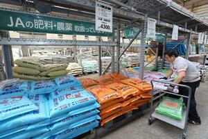 コメリハード&グリーン箕輪店に設けられたJAの農業資材販売コーナー=長野県箕輪町