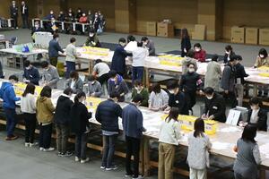 県議選、新潟市西区選挙区の開票作業=4月9日、新潟市西区の西総合スポーツセンター
