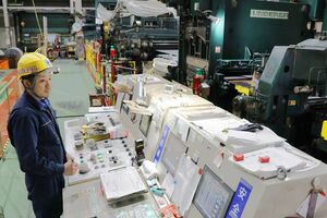完全週休2日制に移行した新潟スチールで働く社員=三条市猪子場新田