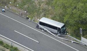 　福島県郡山市の磐越自動車道でガードレールに衝突したマイクロバス＝６日午後（共同通信社ヘリから）