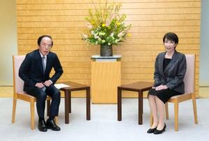 　会談に臨む高市首相（右）と日銀の植田総裁＝１６日午後、首相官邸