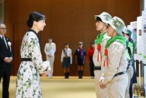 　第３５回森と花の祭典「みどりの感謝祭」の式典会場に到着し、出席者らに声をかけられる佳子さま＝９日午前、東京都千代田区（代表撮影）