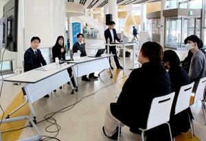 若手社員が地元就職の魅力を語った交流会「にいがたで働くリアル」＝１４日、新潟市西区