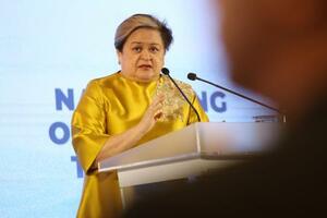 　記者会見するフィリピンのラザロ外相＝２９日、セブ島（ＡＰ＝共同）