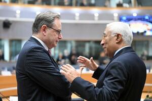 EU首脳会議で言葉を交わすベルギーのデウェーフェル首相(左)とEUのコスタ大統領=18日、ブリュッセル(ゲッティ=共同)