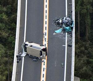 島根県出雲市の山陰自動車道で発生した事故の現場=5月31日