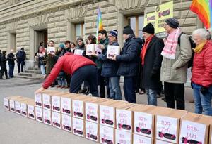 　集まった署名を前に、スイスの核兵器禁止条約参加を訴えるＮＧＯ関係者ら＝２０２５年１２月、スイス・ベルン（共同）