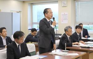 自民党県議団に政府方針を説明する資源エネルギー庁の村瀬佳史長官(中央)=24日、県議会