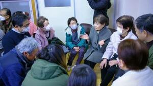 　「つぎの民話」の映像作品を視聴後、話し合う福島県西会津町の住民ら（「つぎの民話」プロジェクト提供）