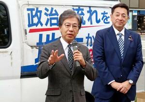 街頭演説する立憲民主党の安住幹事長(左)=3日午後、JR博多駅前
