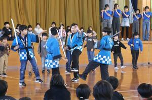 創立１５０周年の式典で、伝統芸能を披露する児童＝新潟市秋葉区小戸上組