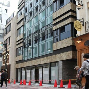 全館開業が6月以降にずれ込む見通しとなったザ・ニイガタが入る予定のビル=4月30日、東京・銀座