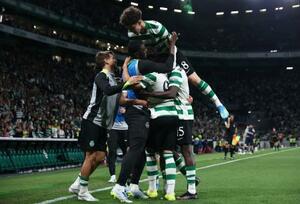 　ポルトガル１部リーグのサンタクララ戦でゴールを喜ぶスポルティングの選手たち＝３日、リスボン（ロイター＝共同）