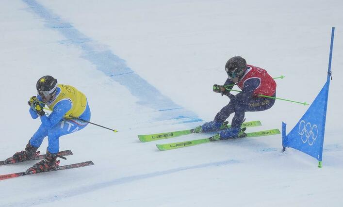 
男子スキークロス決勝　滑走する古野慧（左）＝リビーニョ（共同）
