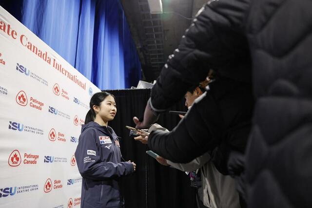 公式練習後、取材に応じる中井亜美＝３０日、サスカトゥーン（共同）