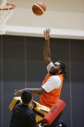 シュートするマック＝アオーレ長岡