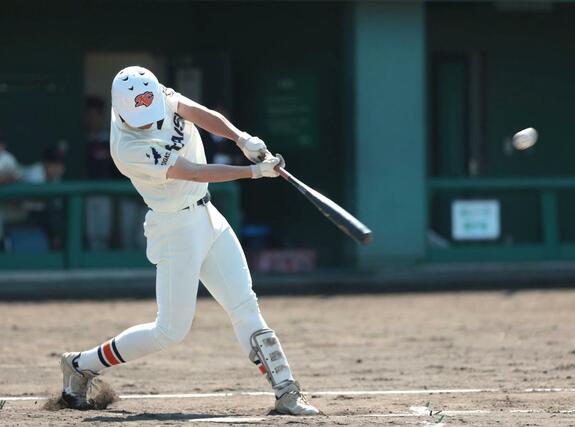 加茂－開志学園　１回無死満塁、開志学園の工藤歩夢が本塁打を放ち４－０＝みどりと森の運動公園野球場