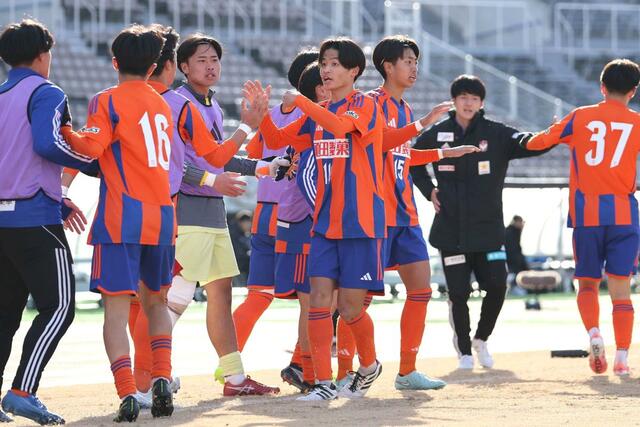 後半２２分、新潟Ｕ－１８のＭＦ井本修都が１点を返し、１－１。喜ぶ井本（中央）ら＝広島市